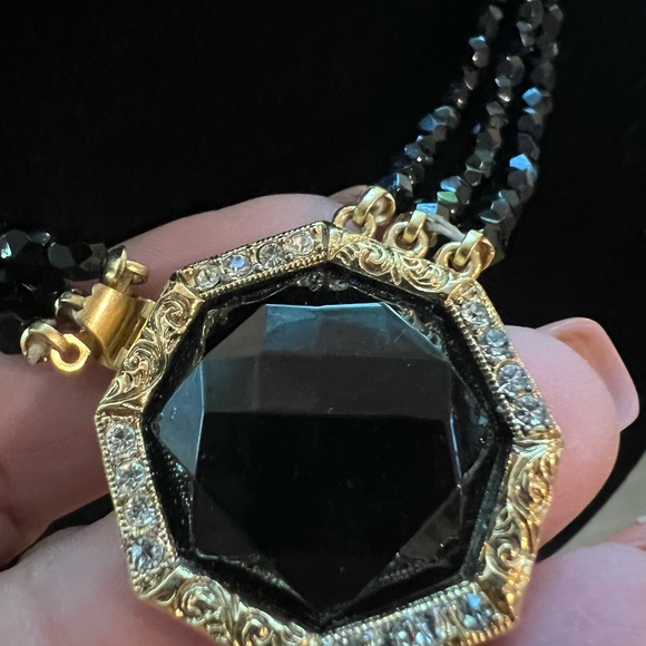 Luxurious Black and Gold Octagonal Clasp Pendant Necklace - Picture 2 of 8